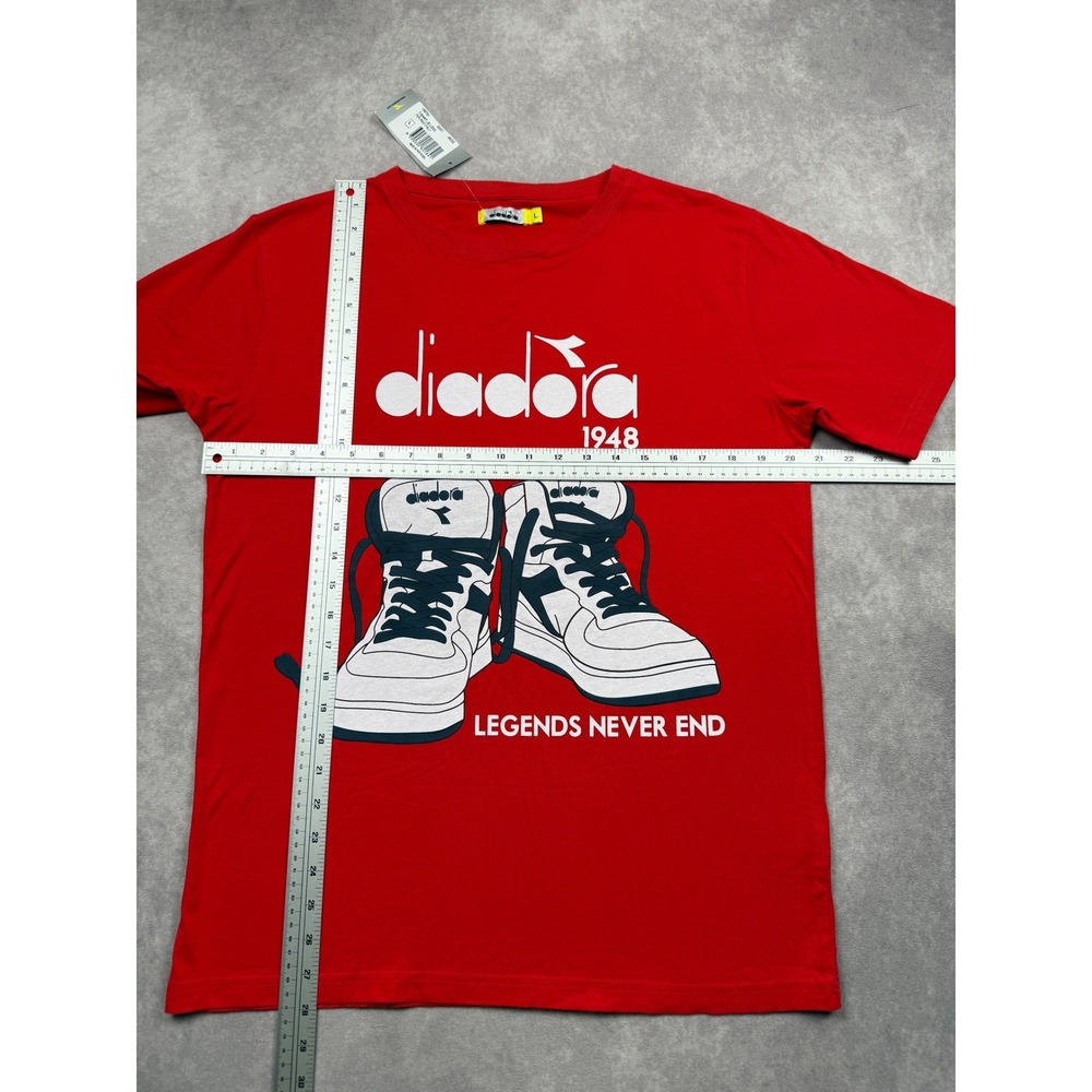 NWT Diadora 1948 Men L Legends Never End Sneaker Graphic T-Shirt Red Portugal - Picture 5 of 11